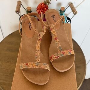 NWT Style & Co. Mulan Sandals with Floral Pattern, Tan, Size 9.5